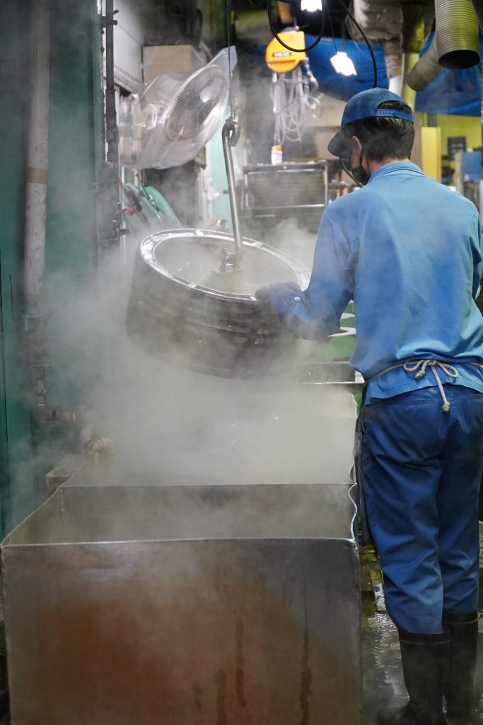 ラックから外した製品を水洗・防水処理防水